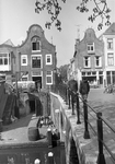810973 Gezicht op de huizen Oudegracht 365 (rechts)- 367 te Utrecht; op de voorgrond de Vollersbrug en op de ...